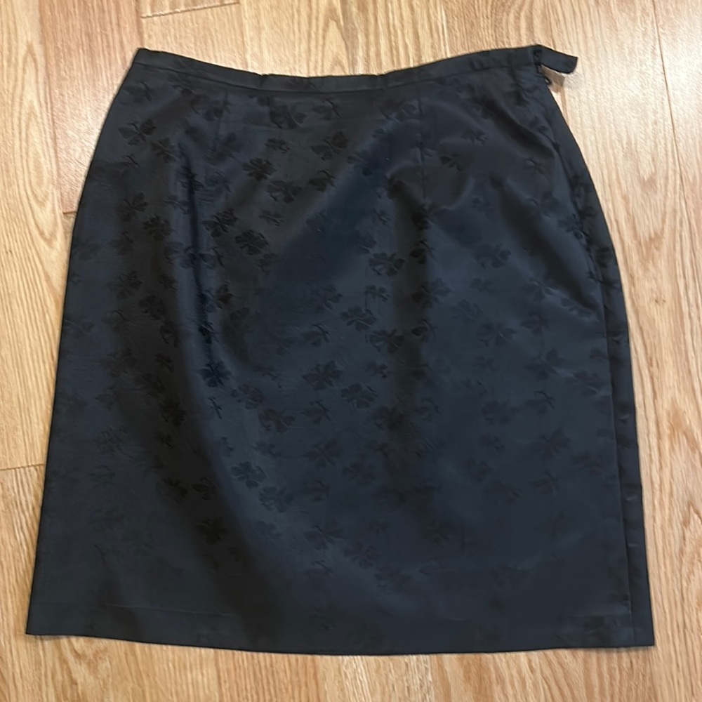 Silk skirt raised black print